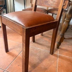 Mesa Rústica de Madera con 5 Sillas de Cuero - imagen 5