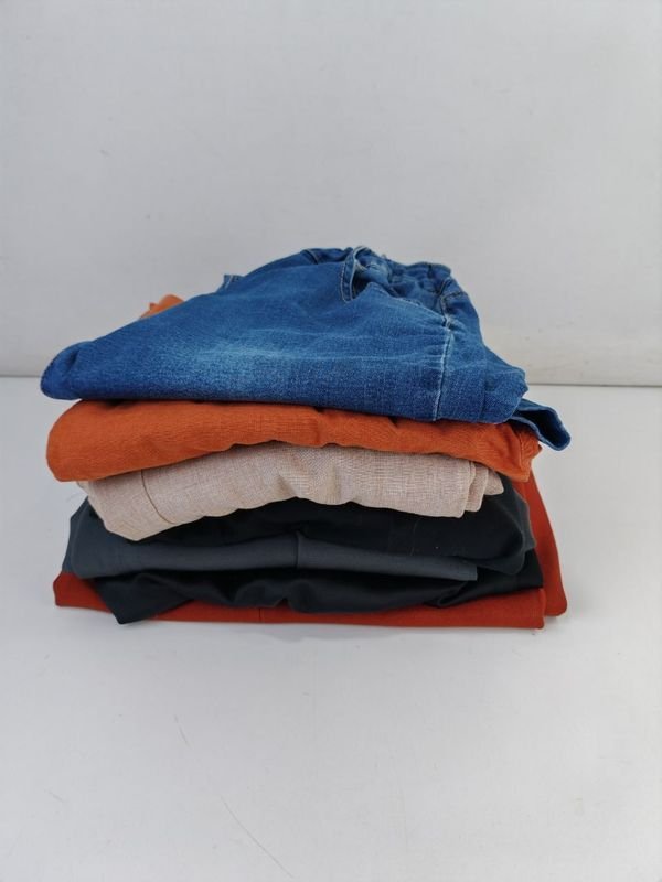 Lote siguiente: Pantalones de mujer en buen estado
