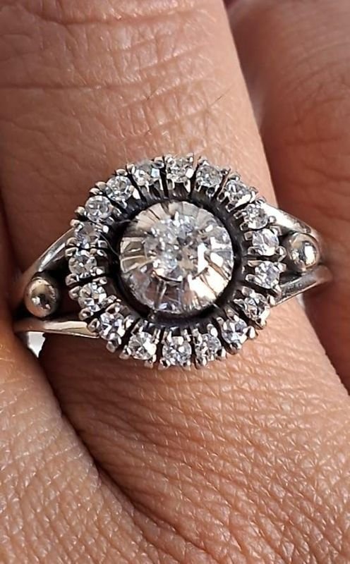 Importante anillo de oro blanco con brillantes - imagen 4