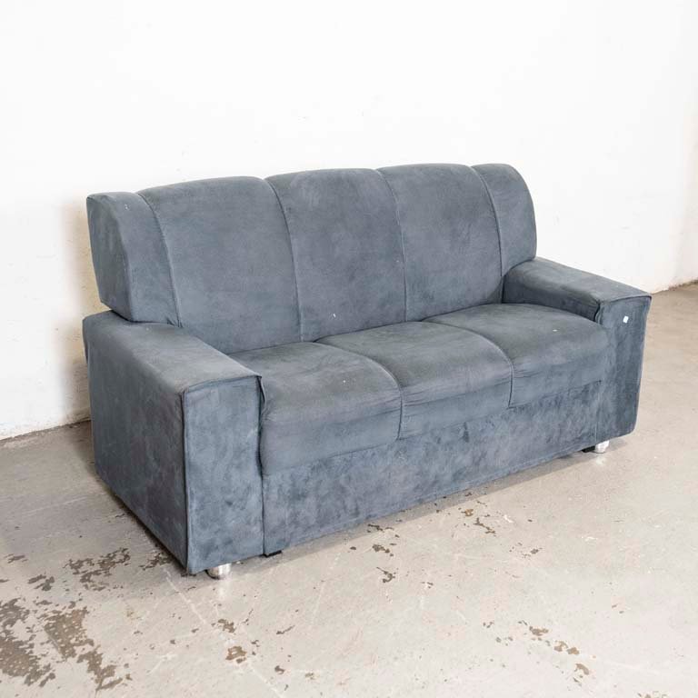 Lote anterior: Sofá de tres cuerpos tapizado tela azul con patas de PVC