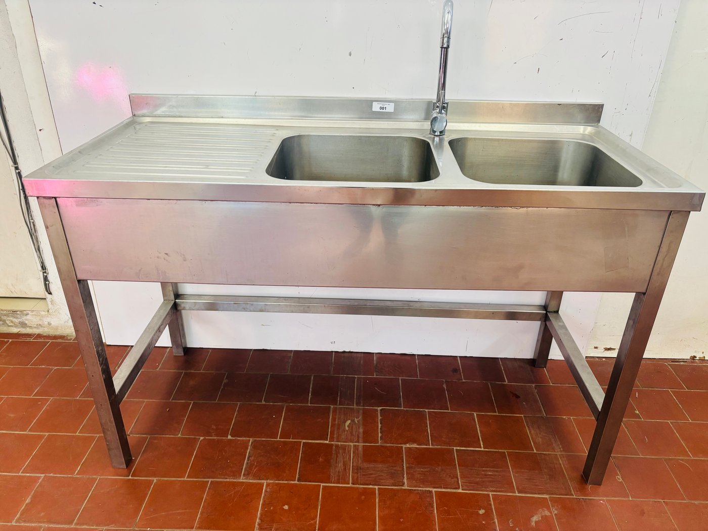 Mesada de Acero Inoxidable con Doble Bacha y Grifería