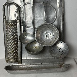 Lote siguiente: Ganchera Antigua de Aluminio con Accesorios de Cocina