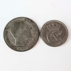 Dos Monedas de Plata de Dinamarca: 16 Skilling de 1857 y 25 Ore de 1920 - imagen 1
