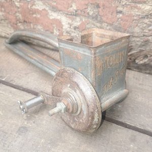 Rallador de Queso Antiguo a Manivela Marca Molin - imagen 1