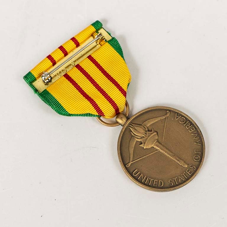 Medalla de bronce con cinta otorga por el servicio en la Guerra de Vietnam - imagen 2