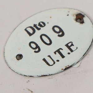 Chapita Esmaltada "Dto. 909 U.T.E." - imagen 2