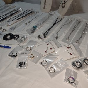 Lote de 50 Piezas de Joyería en Acero Quirúrgico: Collares, Aros y Pulseras Nuevas - imagen 5