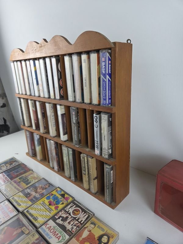 Colección de cassettes musicales en mueble de pino brasil - imagen 5