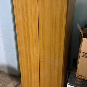 Lote anterior: Ropero de madera color claro