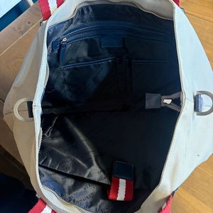 Bolso de Viaje Beige con Tiras Rojas y Azules - imagen 3