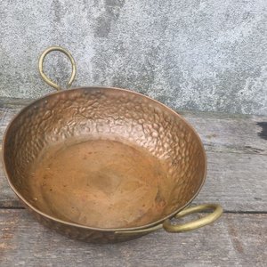 Hermosa pieza de COBRE martillado con asas de BRONCE - imagen 3