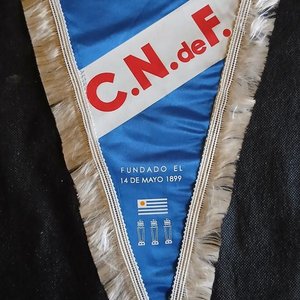 Lote anterior: Banderín Club Nacional de Football "Decano del Fútbol Uruguayo" con Flecos