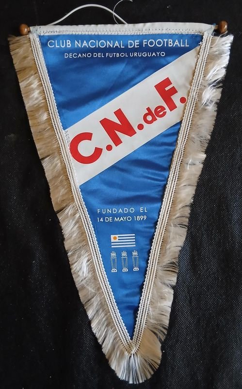Banderín Club Nacional de Football "Decano del Fútbol Uruguayo" con Flecos