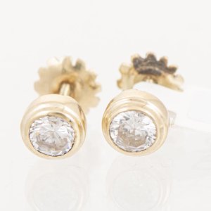 Lote siguiente: Par de Tornillos de Oro 18k con Circonias