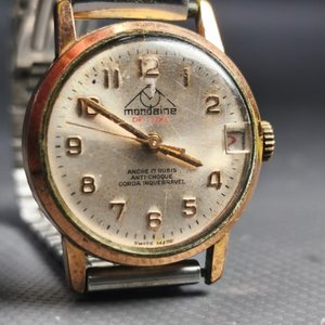 Reloj Mondaine de Luxe Dorado 17 Rubíes con Calendario y Malla Metálica - imagen 3