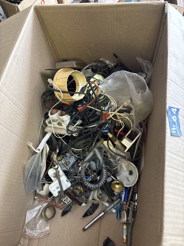Caja con Varios Artículos Electrónicos y Herramientas - imagen 4