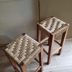 Par de Banquetas Altas de Madera con Asiento Tejido en Fibra - imagen 4