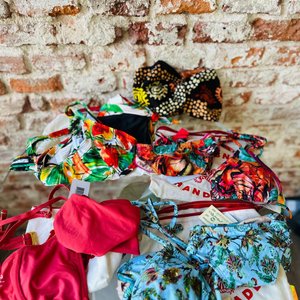 Lote anterior: Lote de Bikinis y Tops de Mujer