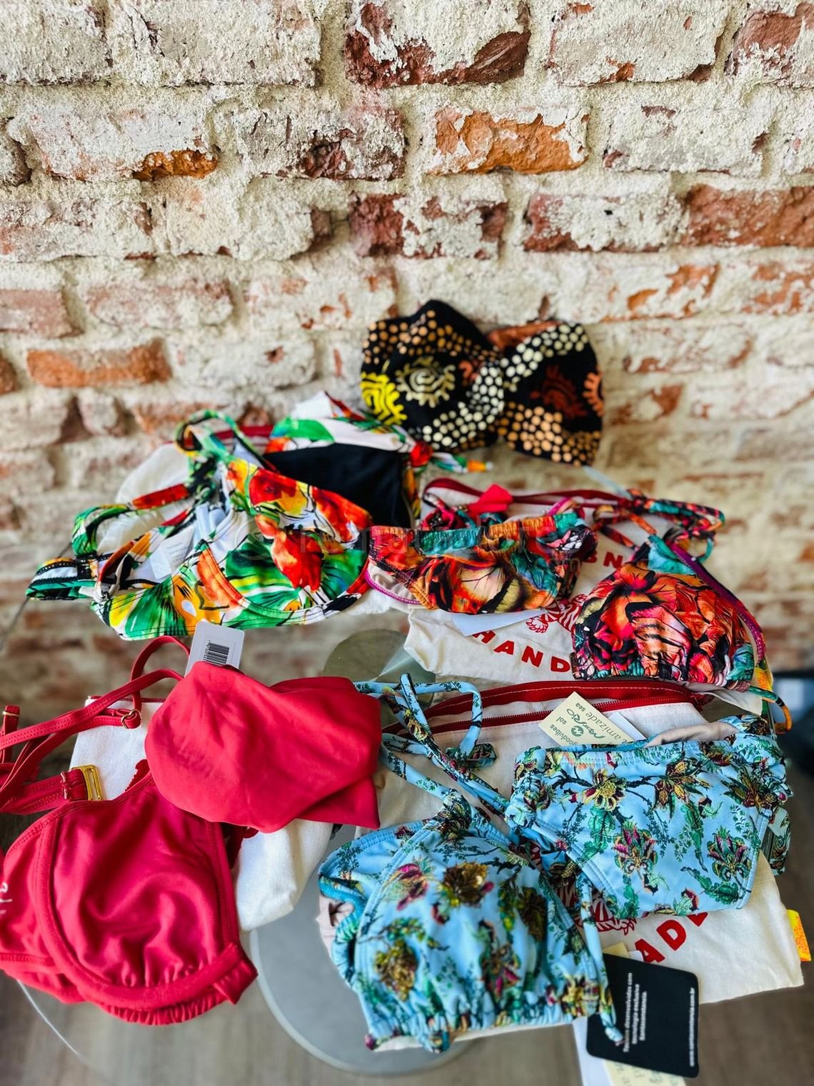 Lote de Bikinis y Tops de Mujer