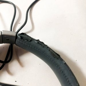 Lote de Electrónica: Parlantes, Auriculares y Cargador de Pilas - imagen 2