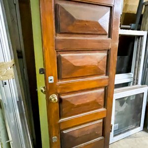 Hoja de Puerta de Madera Oscura con Diseño de Paneles - imagen 2