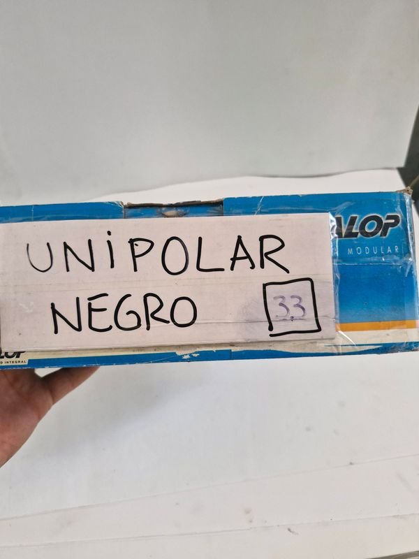 Conectores eléctricos y componentes de plástico - imagen 4