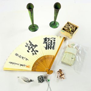 Lote de Colección: Abanico Oriental, Fichas, Sellos y Prendedores - imagen 2