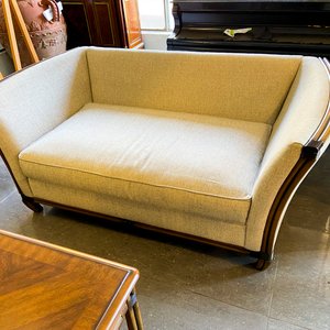 Sofá de dos cuerpos estilo Art Decó con detalles en madera - imagen 1