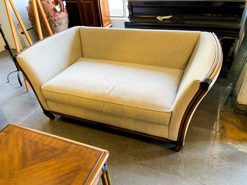 Sofá de dos cuerpos estilo Art Decó con detalles en madera