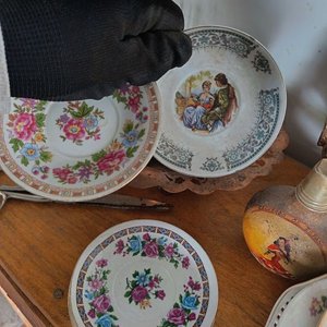 Lote de Adornos Varios: Tazas, Platillos Orientales y Figuras Decorativas - imagen 9