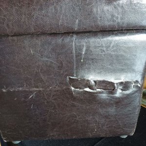 Banco Baúl Tapizado Cuero Marrón con Detalles - imagen 3