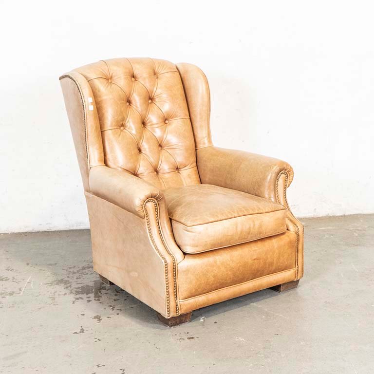 Sillón tapizado en cuero con tachas y respaldo capitoneado - imagen 1