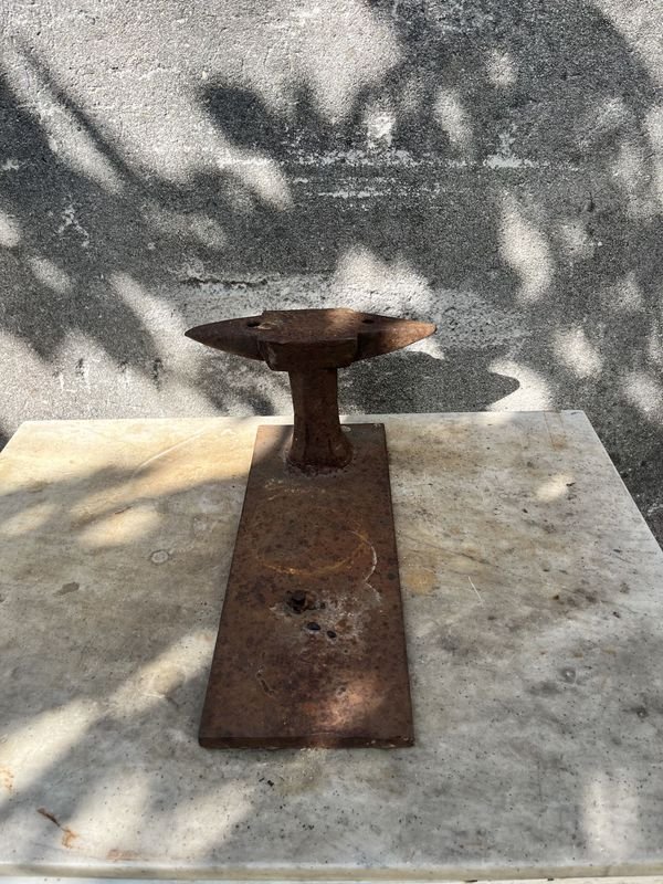 Lote siguiente: Yunque de acero para forjar con base de planchuela de hierro