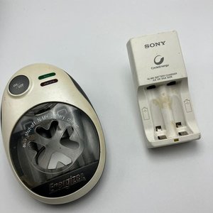 Lote siguiente: Lote de 2 Cargadores de Pilas Recargables: Energizer y Sony