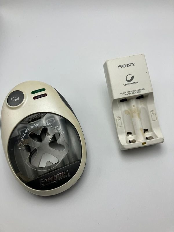 Lote de 2 Cargadores de Pilas Recargables: Energizer y Sony