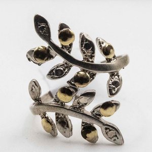 Lote siguiente: Anillo de Plata y Oro con Diseño de Hojas