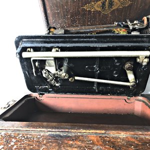 Máquina de Coser Antigua Singer con Estuche de Madera - imagen 3