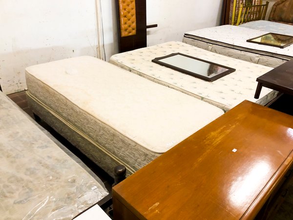 Colchón y Sommier con Respaldo y Mesa de Luz