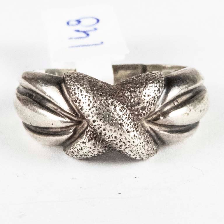 Lote siguiente: Anillo de plata con diseño en la banda
