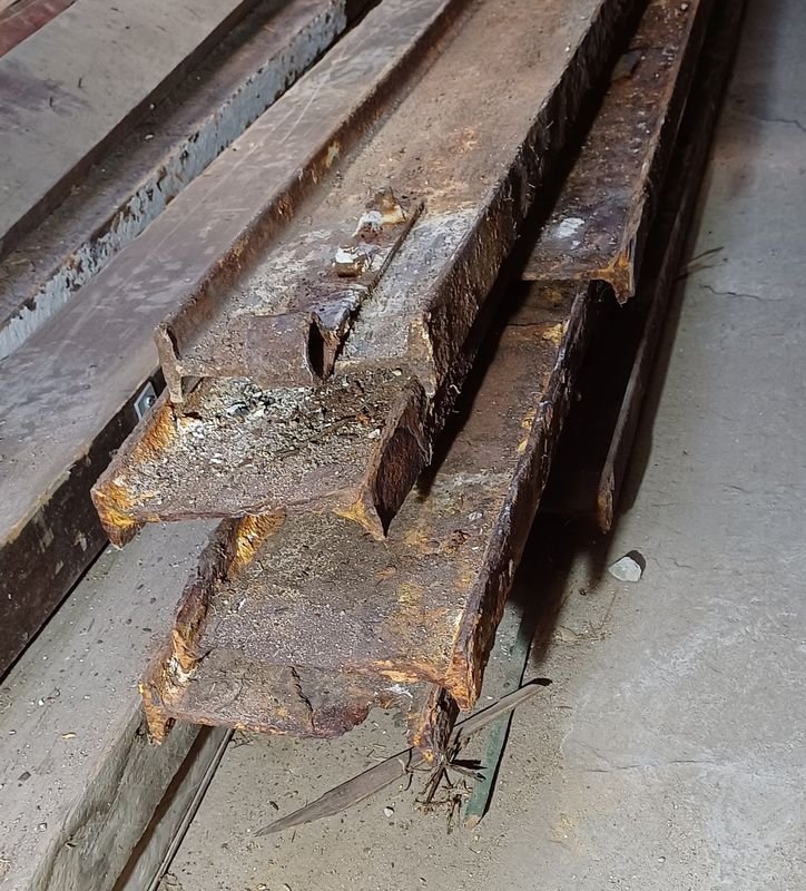 Vigas de madera y barras metálicas para construcción - imagen 6