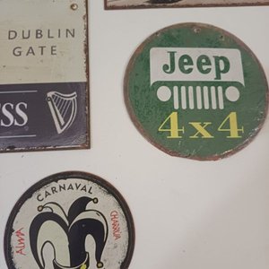 Lote de 8 Chapas Vintage Temáticas: Guinness, Uruguay, Carnaval y Más - imagen 3