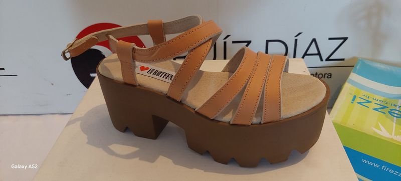 Zapatos de tacón alto y sandalias de cuero - imagen 2