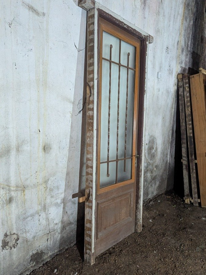 Puerta antigua vidriada en cedro, con reja y marco de pinotea. - imagen 6