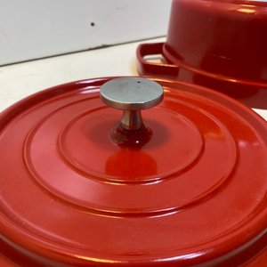 Olla de Hierro Fundido Roja con Tapa y Perilla Metálica - imagen 6