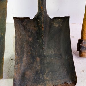 Lote de Herramientas: 2 Palas, Hacha y Llaves de Bujía - imagen 4