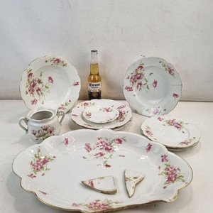 Lote siguiente: Vajilla Antigua "M Z Austria" con Flores Rosas y Bordes Dorados - Con Averías