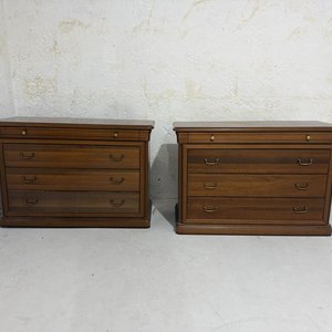 Lote siguiente: Cómodas de Madera Oscura con Tiradores Dorados