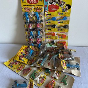 Lote de Juguetes Antiguos BERSIL: Mini Carreras y Pistolas de Dardos Explosivos - imagen 3