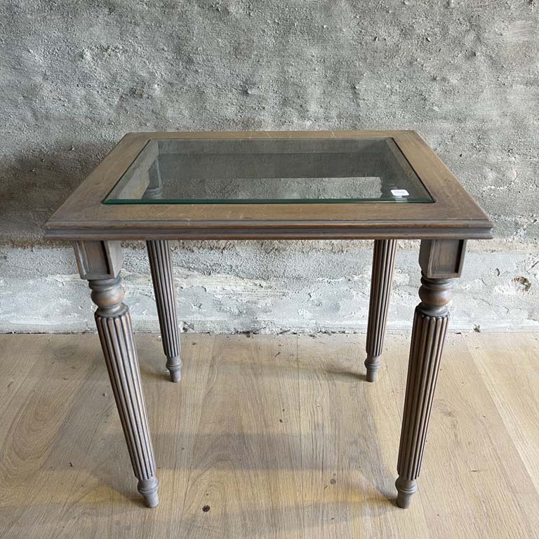 Lote siguiente: Mesa living inglesa de diseño tradicional - Medidas: 50x40x52cm