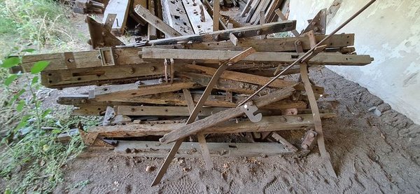 Lote de hierros y maderas de vagones de tren - imagen 4